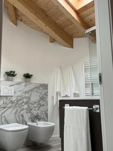 un bagno con un water e un lavandino di Tra Monti e Lago a Lecco