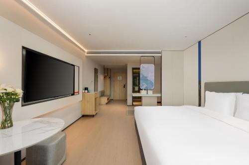 Televisyen dan/atau pusat hiburan di Holiday Inn Express Kunshan Yushan by IHG