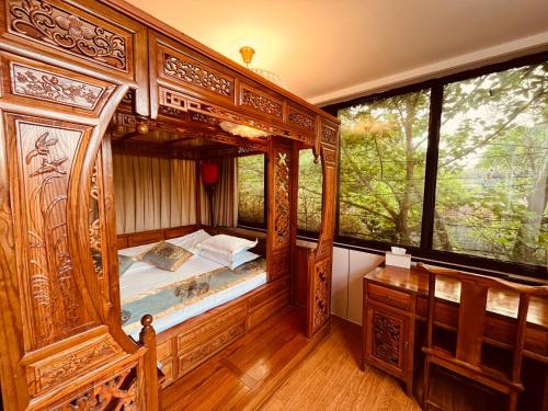 Ένα ή περισσότερα κρεβάτια σε δωμάτιο στο Beijing Rong Courtyard Boutique Hotel