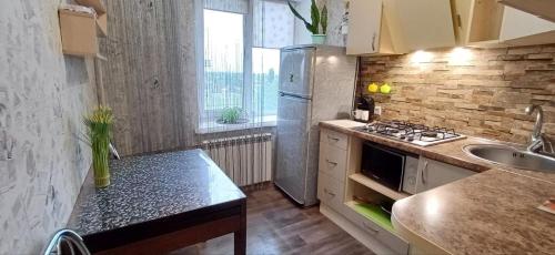 eine Küche mit Spüle und Herd oberen Backofen in der Unterkunft Luxury apartment Slobozhansky Prospekt in Nizhnedneprovsk