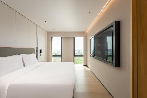 Televisyen dan/atau pusat hiburan di Holiday Inn Express Kunshan Yushan by IHG