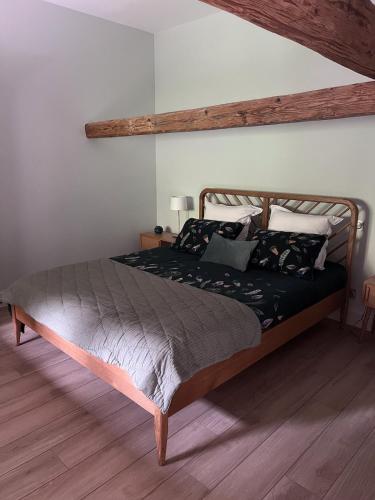 - une chambre avec un lit doté d'un cadre de lit en bois dans l'établissement Louis's refuge, à Breitenau