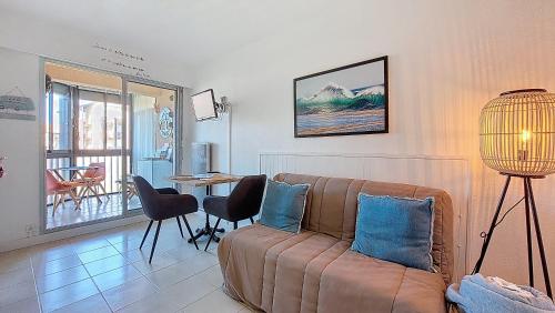un salon avec un canapé et une table dans l'établissement V-Landes 05-Vieux Boucau Appartement 4 personnes dans résidence piscine proche lac marin, à Vieux-Boucau-les-Bains