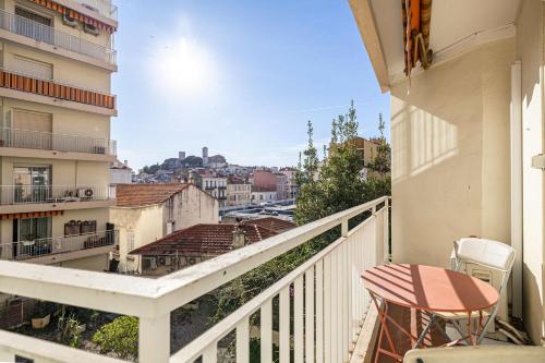 un balcon avec vue sur une ville dans l'établissement LE LOUIS BLANC avec balcon en plein centre-ville, à Cannes