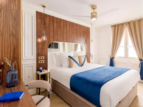 une chambre d'hôtel avec un lit, un bureau et une table dans l'établissement Merveil - Luxury Suite - Louvre - Michodiere, à Paris