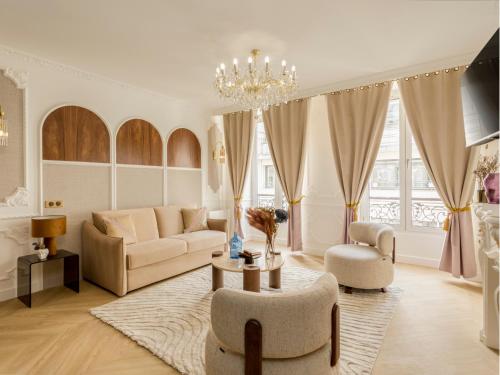 un salon avec un canapé, des chaises et un lustre dans l'établissement Merveil - Luxury Suite - Louvre - Michodiere, à Paris
