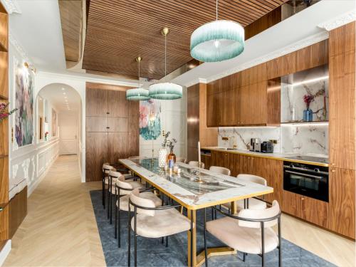une cuisine avec une grande table à manger et des chaises dans l'établissement Merveil - Luxury Suite - Louvre - Michodiere, à Paris