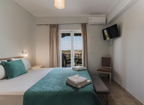 Postel nebo postele na pokoji v ubytování St Nicholas Tsilivi Apts by "elite"