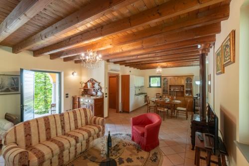 a living room with a couch and a table at Casa Vacanze La Fioca in Corte Franca