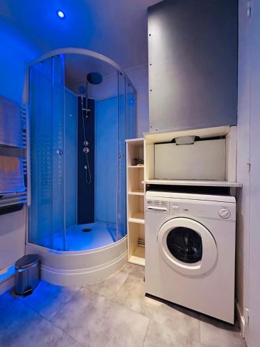 une machine à laver dans une salle de bain avec douche dans l'établissement L Adresse Carnot - HYPERCENTRE - GARE - PARKING - HISTORIQUE, à Mâcon