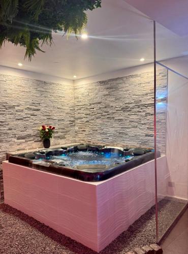Photo de la galerie de l'établissement Suite WSPA - Nuit Inoubliable avec Jacuzzi et Sauna, à Vic-la-Gardiole