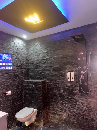 Photo de la galerie de l'établissement Suite WSPA - Nuit Inoubliable avec Jacuzzi et Sauna, à Vic-la-Gardiole