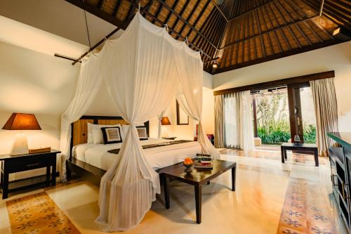 Postel nebo postele na pokoji v ubytování Barong Resort Ubud by Puri Signatures