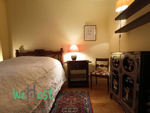 une chambre avec un lit, une table et une lampe dans l'établissement Chaudrier Attractive T2 apartment historic centre, à La Rochelle