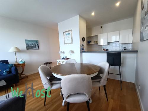 un salon avec une table et des chaises et une cuisine dans l'établissement Chaudrier Attractive T2 apartment historic centre, à La Rochelle