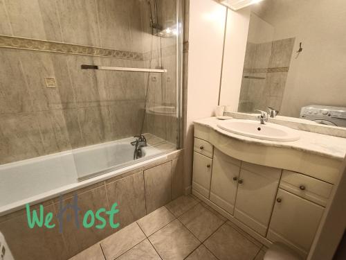 une salle de bain avec un lavabo, une baignoire et une douche dans l'établissement Chaudrier Attractive T2 apartment historic centre, à La Rochelle