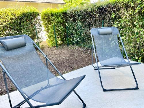 deux chaises pliantes posées sur un patio dans l'établissement Gîte Clapo'ty, à Carantec