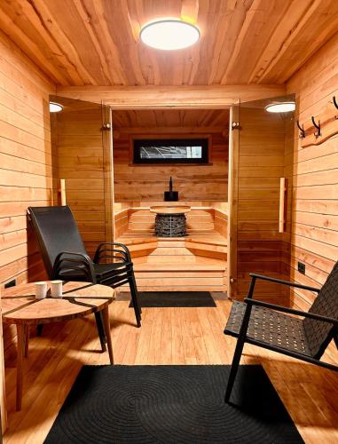 トイラにあるToila seaside saunaのテーブルと椅子のあるサウナのある部屋