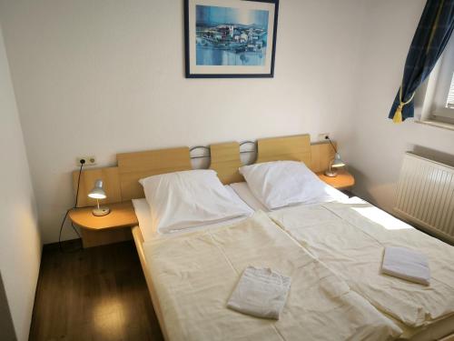 Un dormitorio con una cama grande con dos almohadas blancas. en Südstrand 03, en Göhren