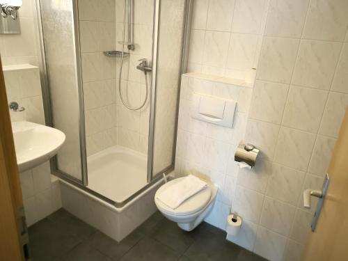 Un baño con ducha, inodoro y lavabo. en Südstrand 03, en Göhren