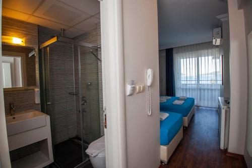 マルマリスにあるGOLDKAYA HOTELのバスルーム(ベッド2台、シャワー付)