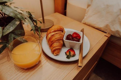 a table with a plate of food and a glass of orange juice at Rigg House - Ideal for Contractors 2 bed 2 bathrooms sleeps 6 free parking in Doncaster
