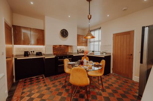 a kitchen with a table and chairs in it at Rigg House - Ideal for Contractors 2 bed 2 bathrooms sleeps 6 free parking in Doncaster