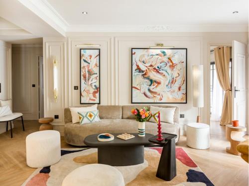 un salon avec un canapé et une table dans l'établissement Merveil - Luxury Suite -Marais - Bvd Saint Denis, à Paris