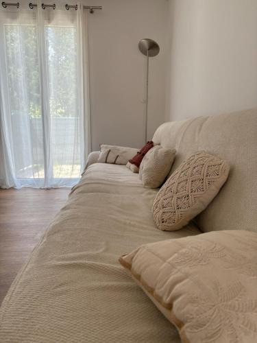 - une rangée d'oreillers sur un canapé dans l'établissement Agréable Maison ensoleillée avec piscine, au Muy