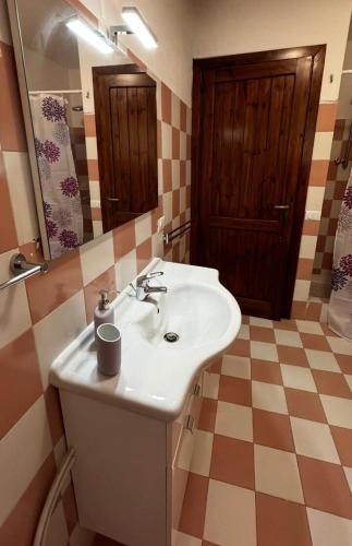 a bathroom with a sink and a mirror at Casa Trudda in Trudda