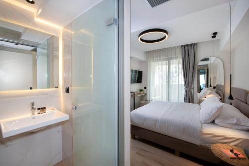 Ένα ή περισσότερα κρεβάτια σε δωμάτιο στο EdgeWater Beach Hotel