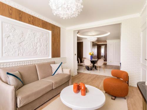 un salon avec un canapé et une table dans l'établissement Merveil - Luxury Suite - Marais - Lenoir II, à Paris