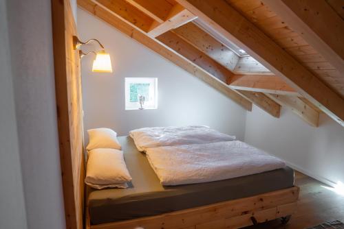 سرير أو أسرّة في غرفة في Wohlfühl Oase Loftwohnung Rottach ab 3 Nächten