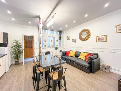 un salon avec un canapé et une table dans l'établissement Urban Flat 101 - Maire, à Paris