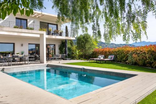 une maison avec une piscine dans la cour dans l'établissement Villa Les Sources VI4245 By Riviera Holiday Homes, à Nice