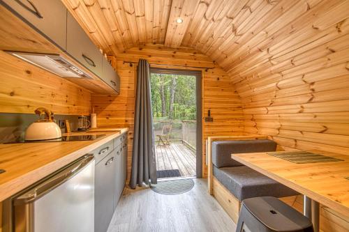 une cuisine dans une petite maison avec un porche dans l'établissement Ôtonneauxstress - Le pêcheur, à Saint-Vivien-de-Médoc
