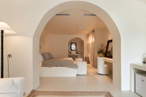 a bedroom with a bed and an archway at 大理松云悬崖酒店 in Dali Ancient Town