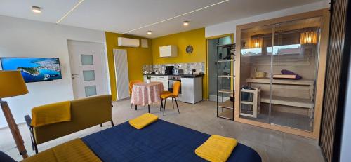 une pièce avec une cuisine et un salon dans l'établissement Le Rêve SPA Sauna, cinéma Colmar, à Muntzenheim