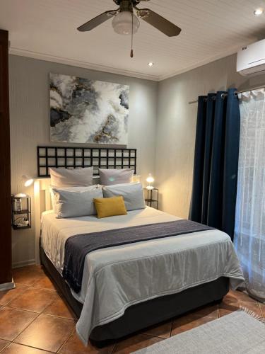 Postel nebo postele na pokoji v ubytování Bougain Villa Guest House