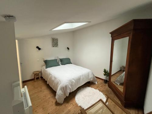 une chambre avec un lit et un grand miroir dans l'établissement Maison, à Pierrevert