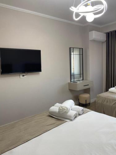 En eller flere senge i et værelse på Star Apartment