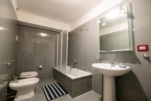 un bagno con lavandino, WC e specchio di Cattedrale492 a Palermo