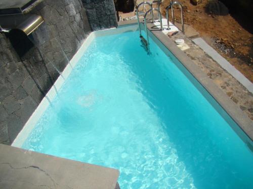 an overhead view of a large blue swimming pool at Villa Atlantis in Las Breñas