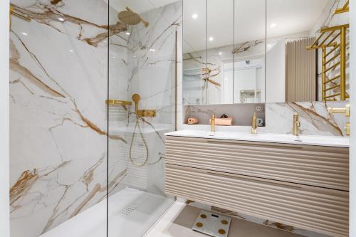 une salle de bain avec un lavabo et une douche dans l'établissement Rose des Sables - 4min à pied de la Plage, à Antibes