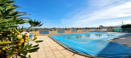 une piscine sur le toit d'un immeuble dans l'établissement Escapade Marine Saint Cyprien, à Saint-Cyprien
