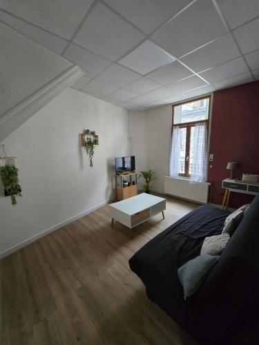 une chambre avec un lit et une table dans une pièce dans l'établissement Appartement 6 personnes, vue exceptionnelle sur la montagne, à La Bourboule