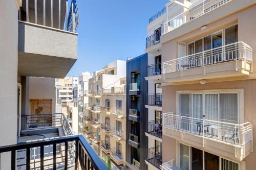Balkón nebo terasa v ubytování Cozy 2BR Sliema Getaway by the Water