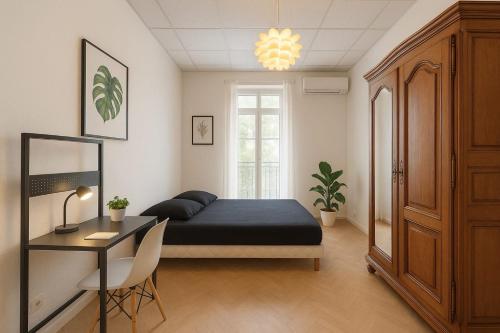 une chambre avec un lit et un bureau dans l'établissement Beautiful spacious air conditioned apartment - center, à Nice