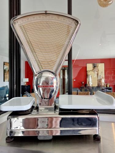 un trophée d'argent assis au-dessus d'une table dans l'établissement La villa du Pont du Gard, à Castillon-du-Gard