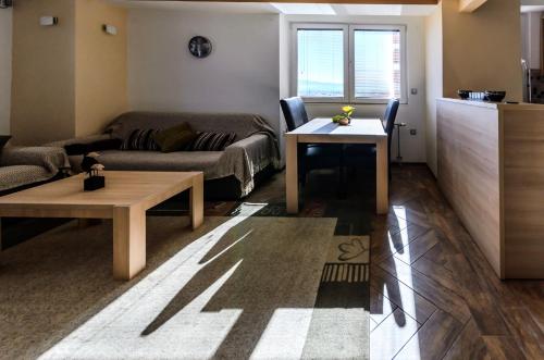 Ein Sitzbereich in der Unterkunft Aries Apartments